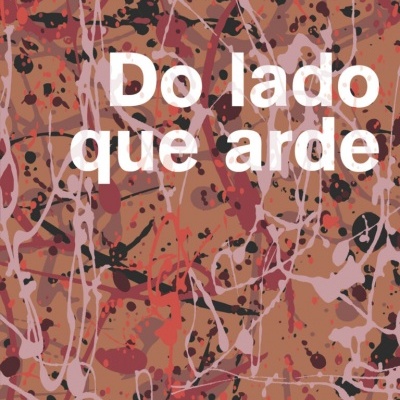 Capa de livro 'Do lado que arde' com fundo bege e manchas coloridas