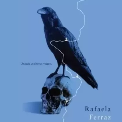 Capa de livro azul com corvo negro sobre crânio humano e textos Portugal de Morte a Sul, Um guia de últimas viagens, Rafaela Ferraz