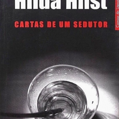 Capa de livro 'Cartas de um Sedutor' de Hilda Hilst com texto branco e vermelho sobre fundo preto e copo preto e branco.