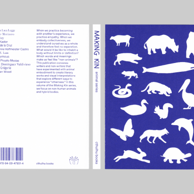 Capa de livro azul com silhuetas brancas de animais e texto na contracapa