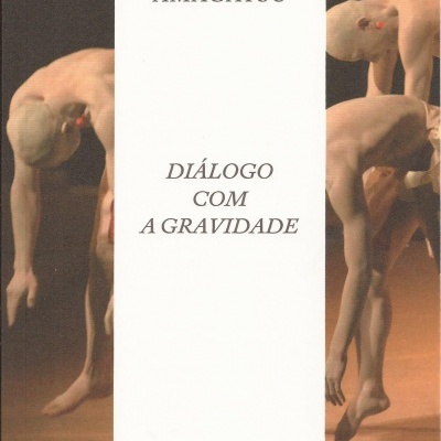 Capa de livro com bailarinos e texto central em faixa branca