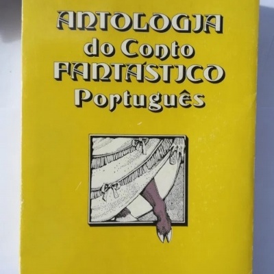 Capa de livro amarelo com título e ilustração em preto e branco
