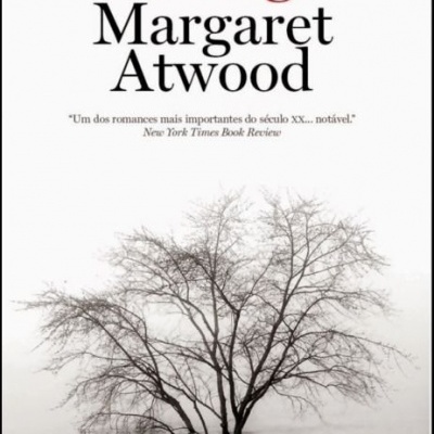 Capa do livro 'Ressurgir' de Margaret Atwood com imagem de árvore refletida na água