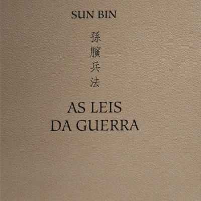 Capa bege do livro 'AS LEIS DA GUERRA' de SUN BIN da SERIE SINICA com caracteres chineses