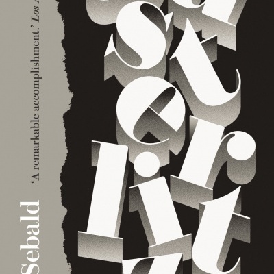 Capa do livro 'Austerlitz' com letras grandes tridimensionais brancas em fundo preto e nome do autor W.G. Sebald