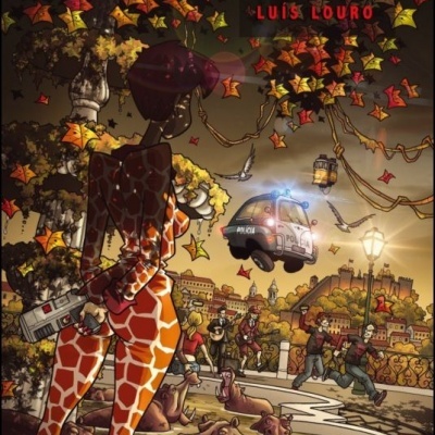 Capa de livro com figura feminina em padrão girafa segurando arma sob céu noturno com folhas e polícia em cena urbana.