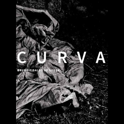 Capa de livro com tecido amassado e título CURVA