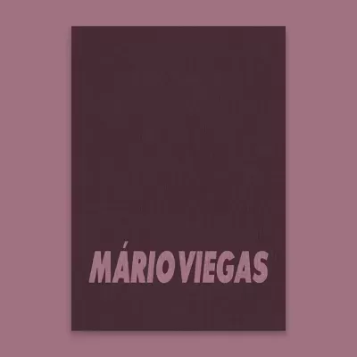 Capa de livro castanho escuro com texto MÁRIO VIEGAS em rosa