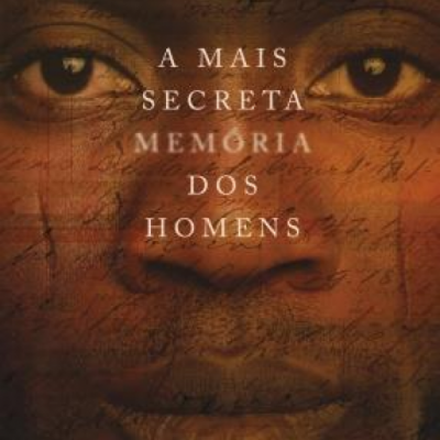 Capa de livro com rosto masculino e texto do título 'A Mais Secreta Memória dos Homens'