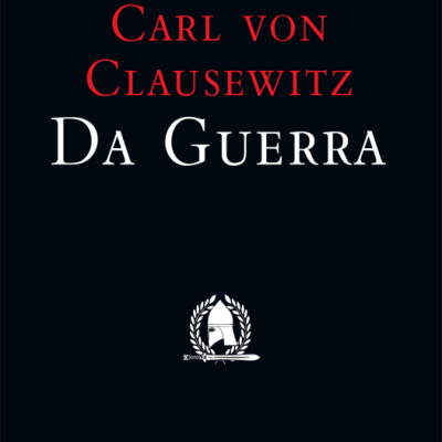 Capa de livro preta com texto vermelho e branco e um capacete de soldado