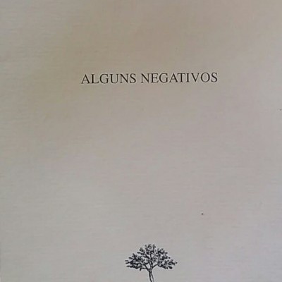 Capa de livro branca com título ALGUNS NEGATIVOS, autor João Pedro Mésseder e ilustração de árvore preta