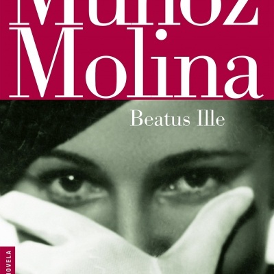 Capa de livro com nome do autor e título, fotografia preto e branco de rosto coberto por mão com luva branca.