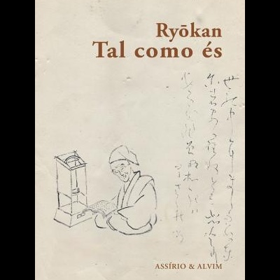 Capa de livro Ryōkan Tal como és com desenho de homem lendo e texto em japonês