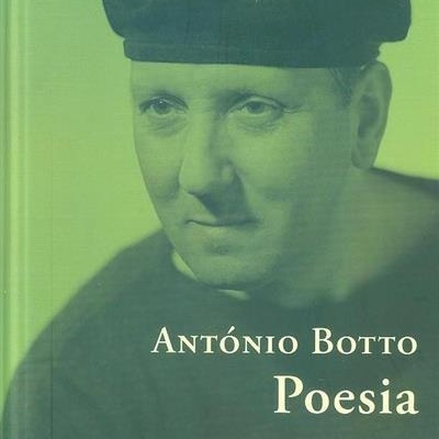 Capa do livro 'Poesia' de António Botto com uma fotografia de homem usando boina preta