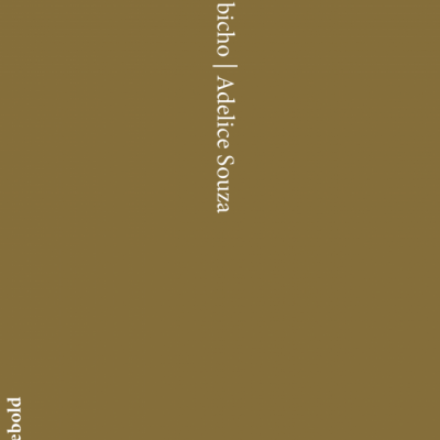 Fundo castanho com texto branco vertical e canto inferior esquerdo com texto