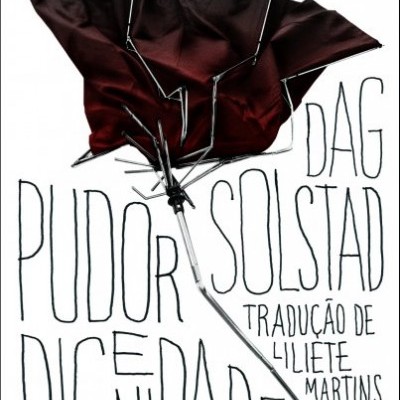 Guarda-chuva invertido preto sobre fundo branco com texto manuscrito em preto