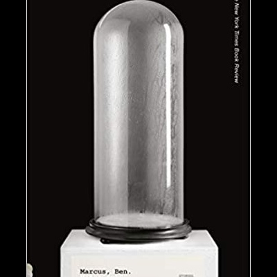 Cúpula de vidro sobre pedestal com texto