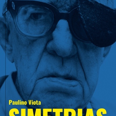 Homem idoso com tapa-olho e óculos em fundo azul, texto amarelo do título do livro