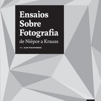 Capa de livro com padrão geométrico em tons de cinza e branco e texto