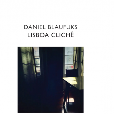 Capa de livro com título 'DANIEL BLAUFUKS LISBOA CLICHÉ' e fotografia de uma sala com janela e mesa.