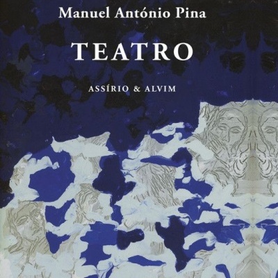 Capa do livro 'TEATRO' de Manuel António Pina com fundo azul e branco abstrato
