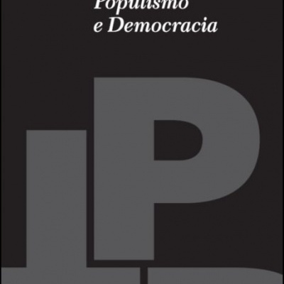 Capa de livro preta com texto 'Populismo e Democracia' e autores no topo, iniciais grandes cinza e número 70 azul