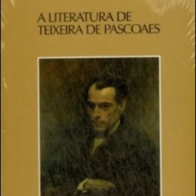 Capa de livro castanho com título e autor em preto e retrato de homem