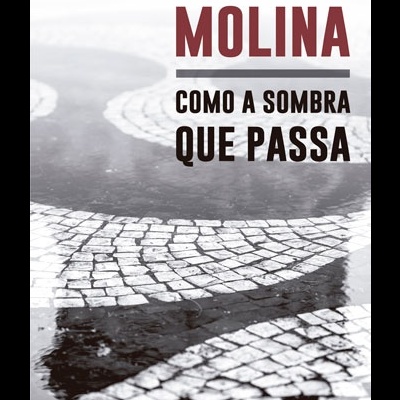 Capa do livro 'Como a Sombra Que Passa' de Antonio Muñoz Molina com calçada portuguesa em preto e branco.