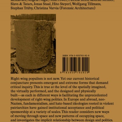 Capa traseira de livro com texto, foto de uma pessoa junto a pedra e código de barras