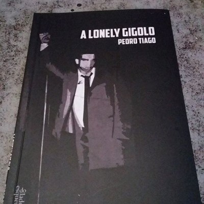 Capa de livro preta com ilustração de homem e texto A LONELY GIGOLO Pedro Tiago
