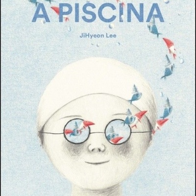 Capa do livro A PISCINA com rosto ilustrado usando touca branca e óculos redondos refletindo peixes coloridos