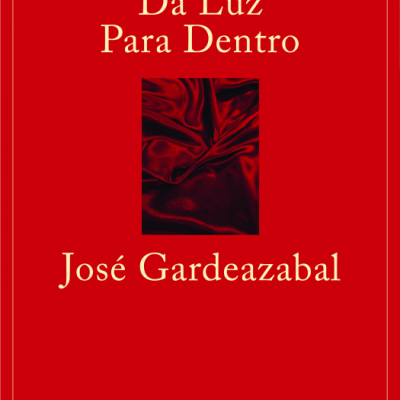 Capa vermelha de livro com texto e imagem de tecido vermelho