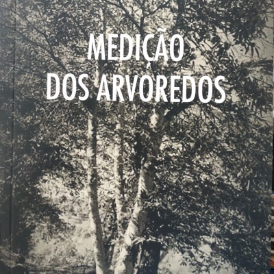 Capa de livro com título e autor e imagem a preto e branco de uma árvore