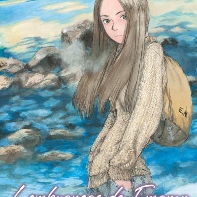 Ilustração de mangas de rapariga com casaco bege e mochila castanha junto a águas e rochas