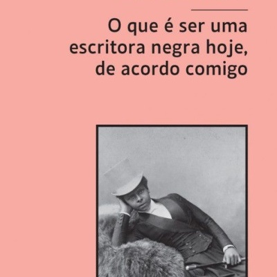 Capa do livro de cor rosa com texto preto e fotografia a preto e branco de mulher vestindo traje antigo e chapéu