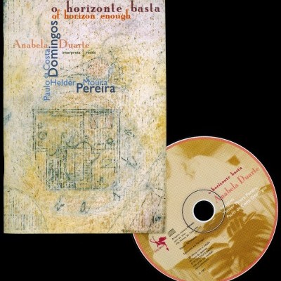 Capa de CD em tons bege com texto colorido e CD ao lado com design semelhante