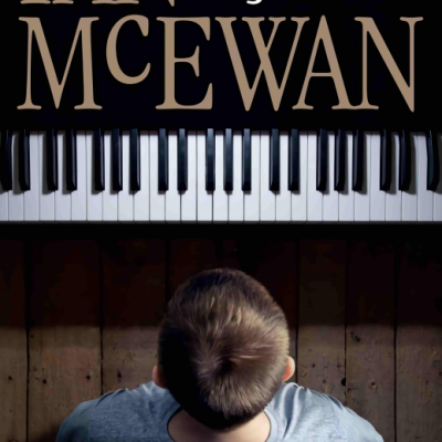 Capa de livro com nome IAN MC EWAN, título Lições, piano e menino de costas