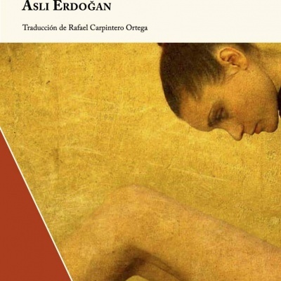 Capa do livro 'El edificio de piedra' com ilustração de mulher inclinado sobre perna