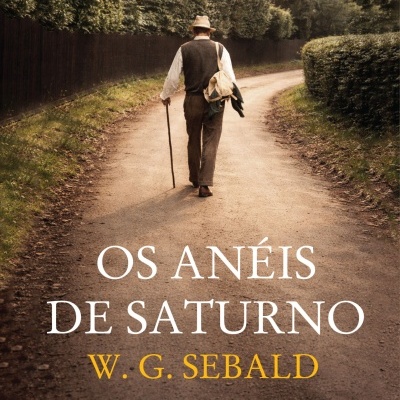 Capa do livro Os Anéis de Saturno de W. G. Sebald com homem a andar numa estrada