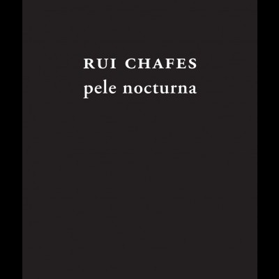 Capa de livro preta com texto branco RUI CHAFES pele nocturna