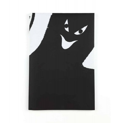 Caderno com capa preta e desenho de fantasma branco sorridente