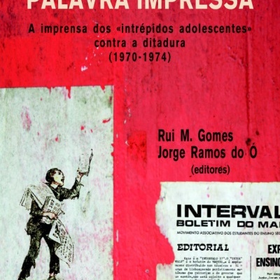 Capa de livro vermelha com título e texto em branco e ilustração a preto e branco de jovem a distribuir jornais