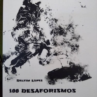 Capa branca de livro com texto DELFIM LOPES e 100 DESAFORISMOS e imagem abstrata preta
