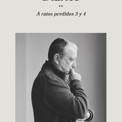 Capa de livro 'Diarios' de Rafael Chirbes com fotografia de homem de perfil em fundo cinza