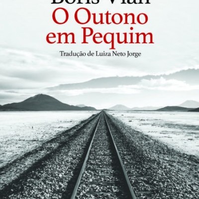 Capa de livro com linhas de comboio e montanhas ao fundo