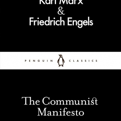 Capa preta do livro The Communist Manifesto dos autores Karl Marx e Friedrich Engels com logotipo Penguin Classics