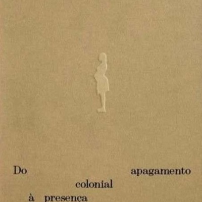 Capa de livro bege com título e texto em preto e silhueta em relevo ao centro