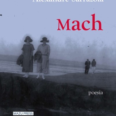 Capa do livro 'Mach' de Alexandre Sarrazola com fotografia a preto e branco de pessoas numa praia