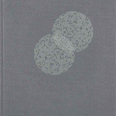 Livro capa cinzenta com padrões circulares brancos entrelaçados