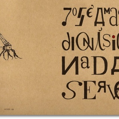 Capa de livro em papel castanho com ilustração de grua e texto em letras pretas irregulares.